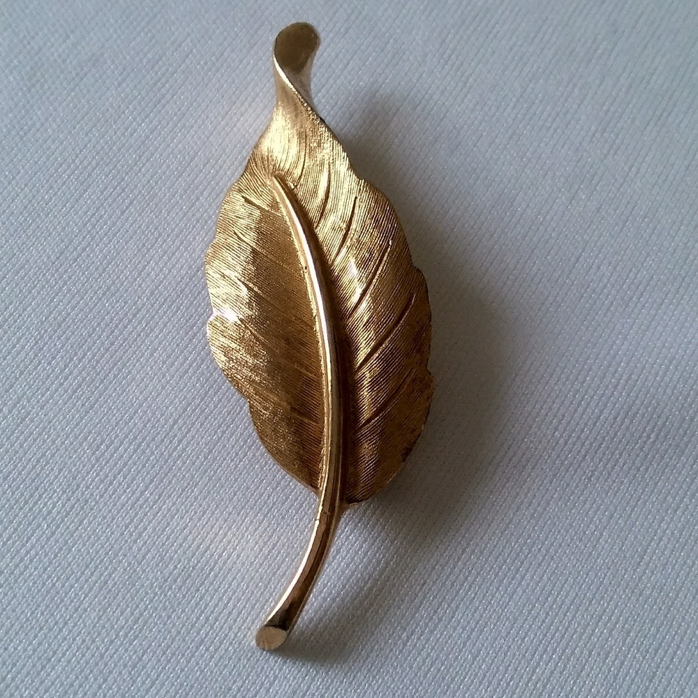 Avon vintage brooch gold tone leaf - Picture 3 of 3